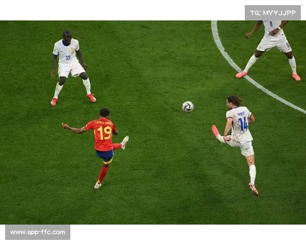 雨战中的帕雷德斯远射，皮球贴地钻入死角