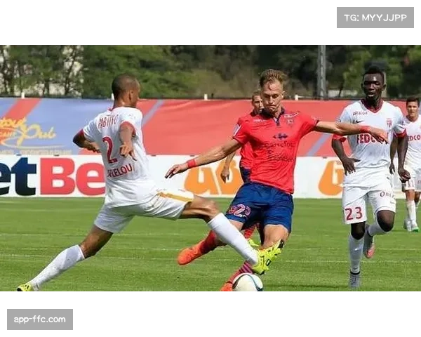 战术板解析：摩纳哥如何用针对性逼抢切断里尔后场与前锋的联系